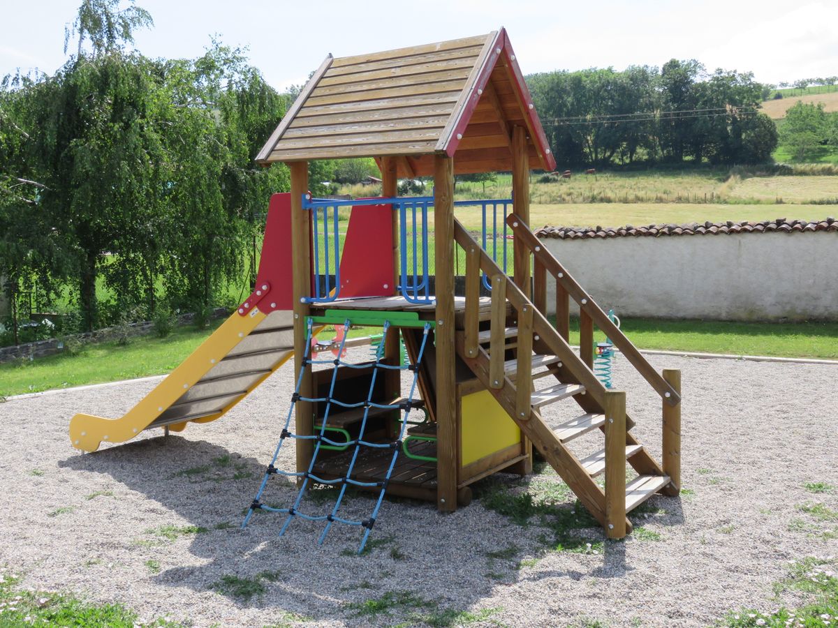L'aire de jeux et son toboggan, près de l'école de Plan
