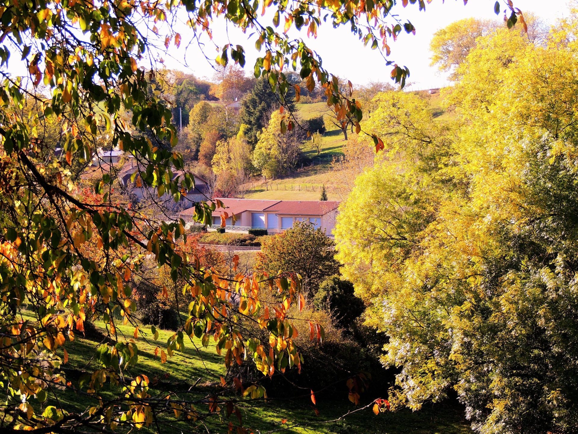 Le village sous les couleurs flamboyantes de l'automne