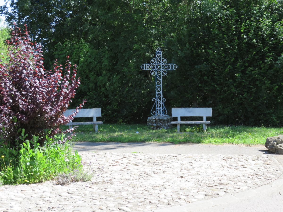 Croix de chemin de Plan, encadrée de bancs