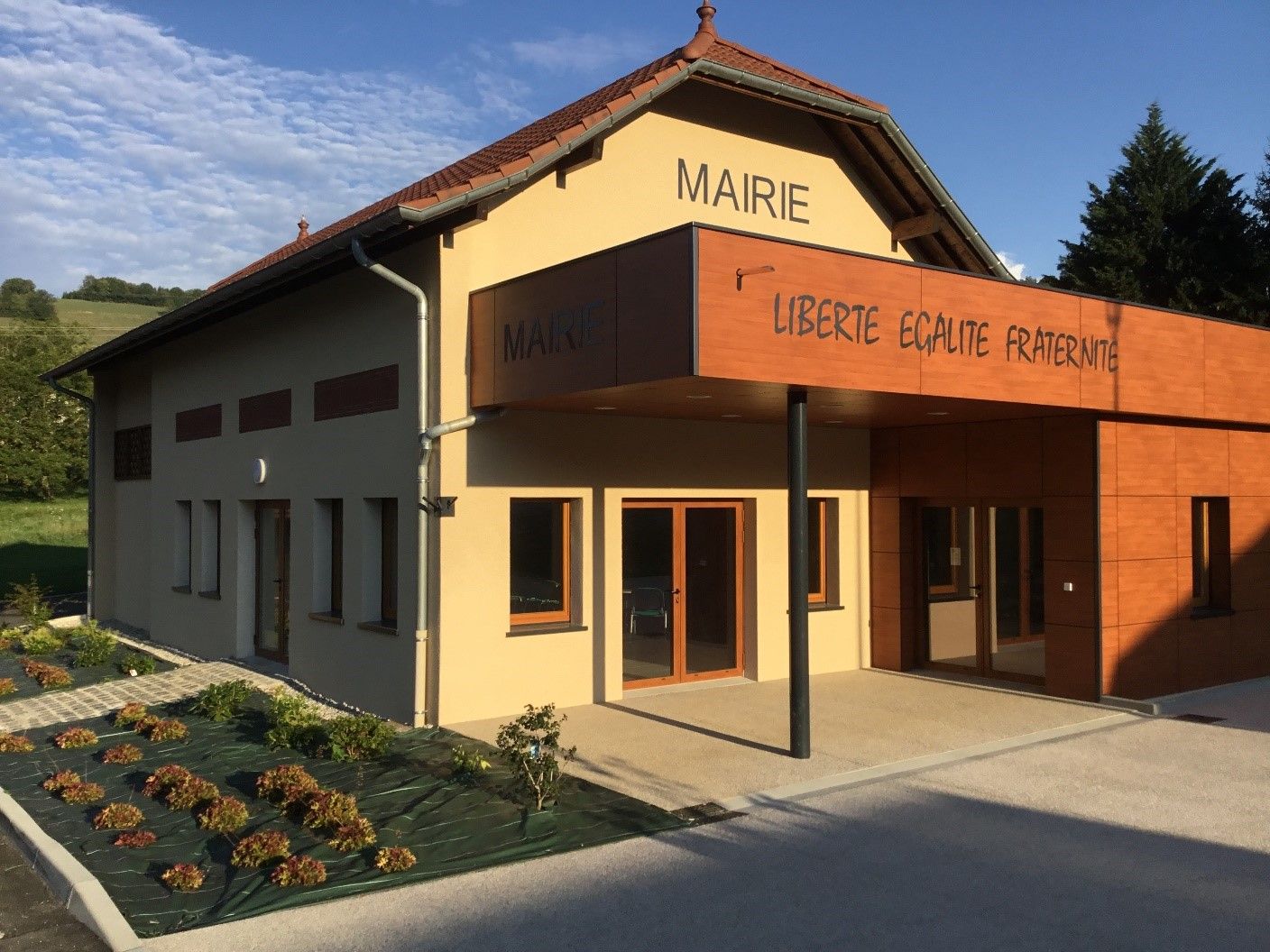 La façade en bois de la mairie de Plan, portant l'inscription MAIRIE