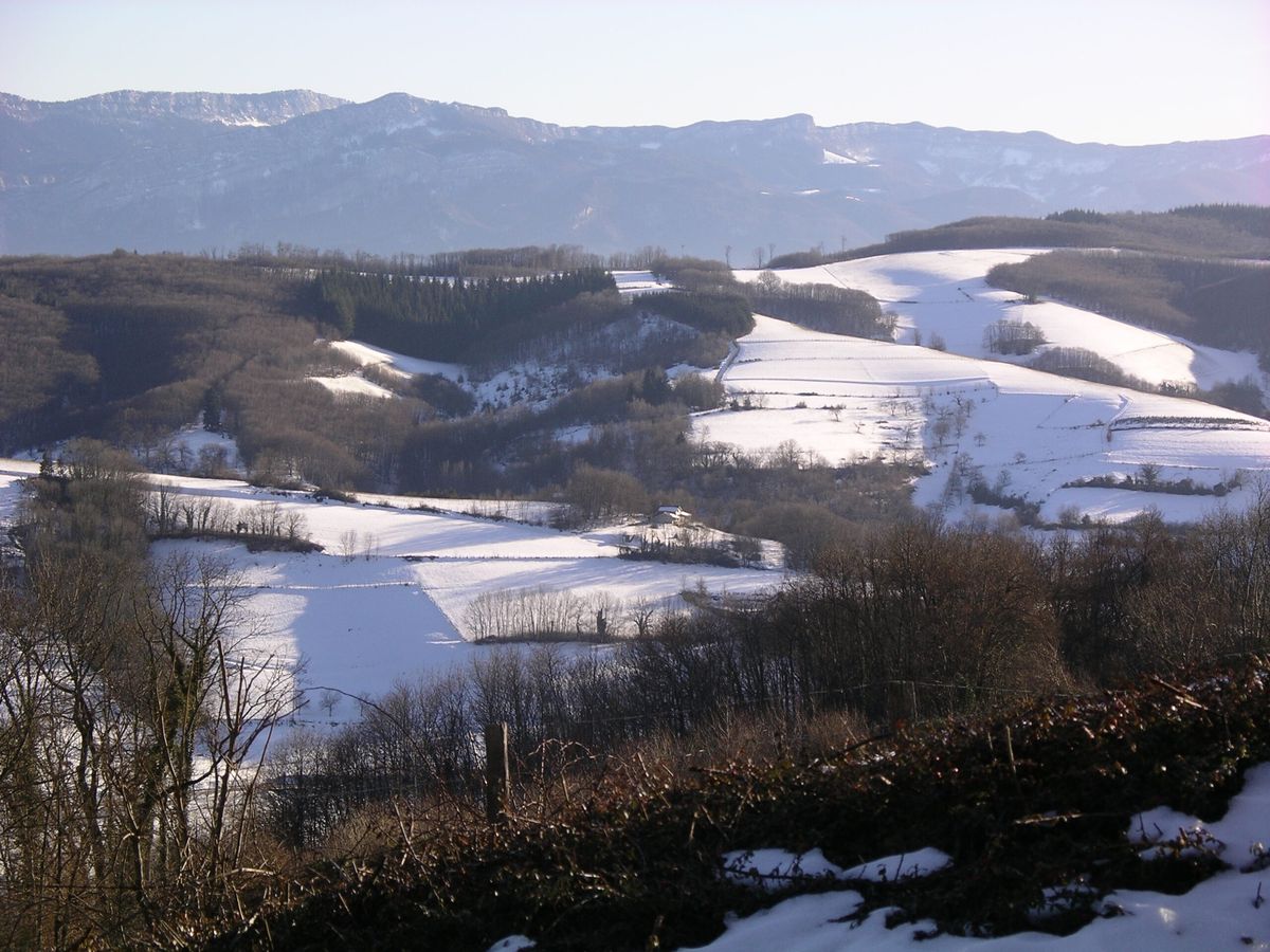 Collines enneigées autour de Plan