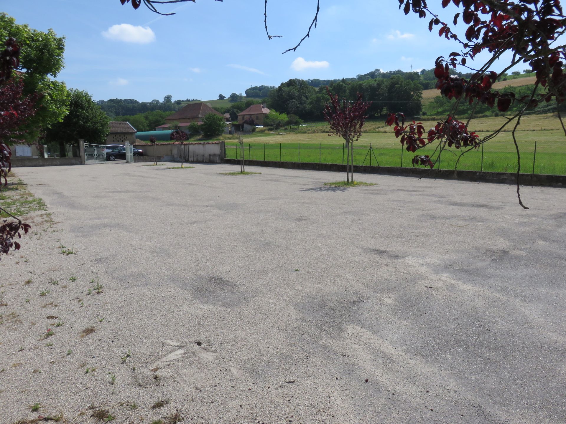 La place du village de Plan un jour d'été, cœur de la vie locale