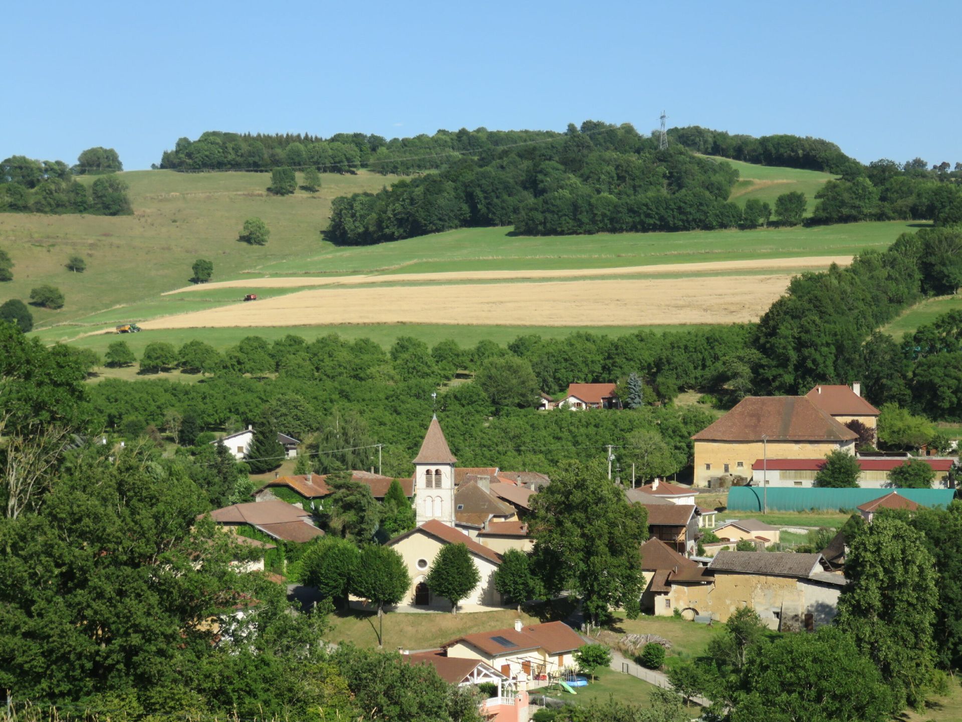 Vue aérienne du village de Plan et de son clocher, niché dans les collines de l'Isère