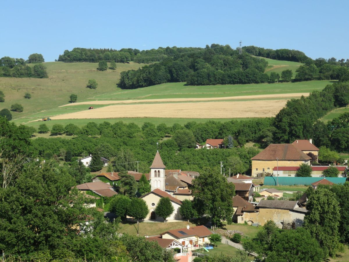 Vue aérienne du village de Plan et de son clocher