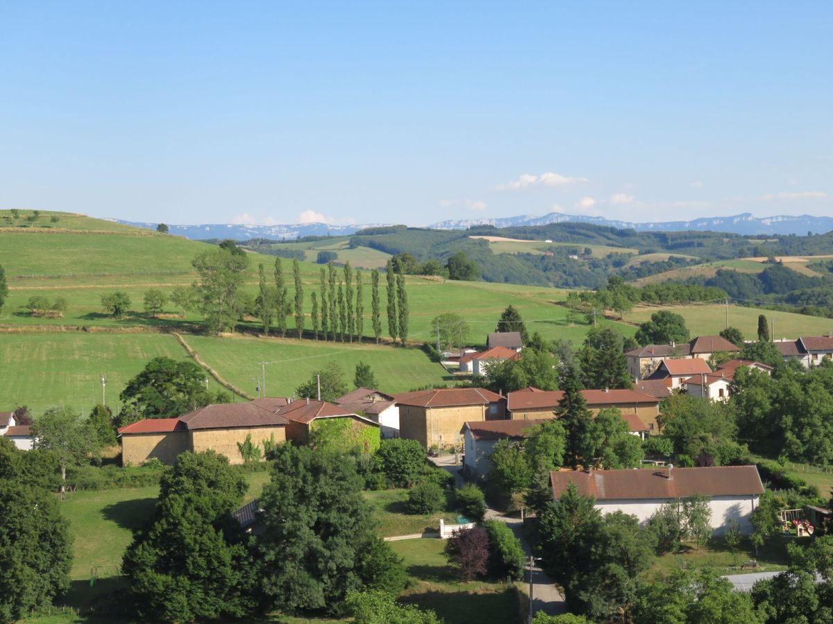 Le village de Plan avec les Alpes à l'horizon