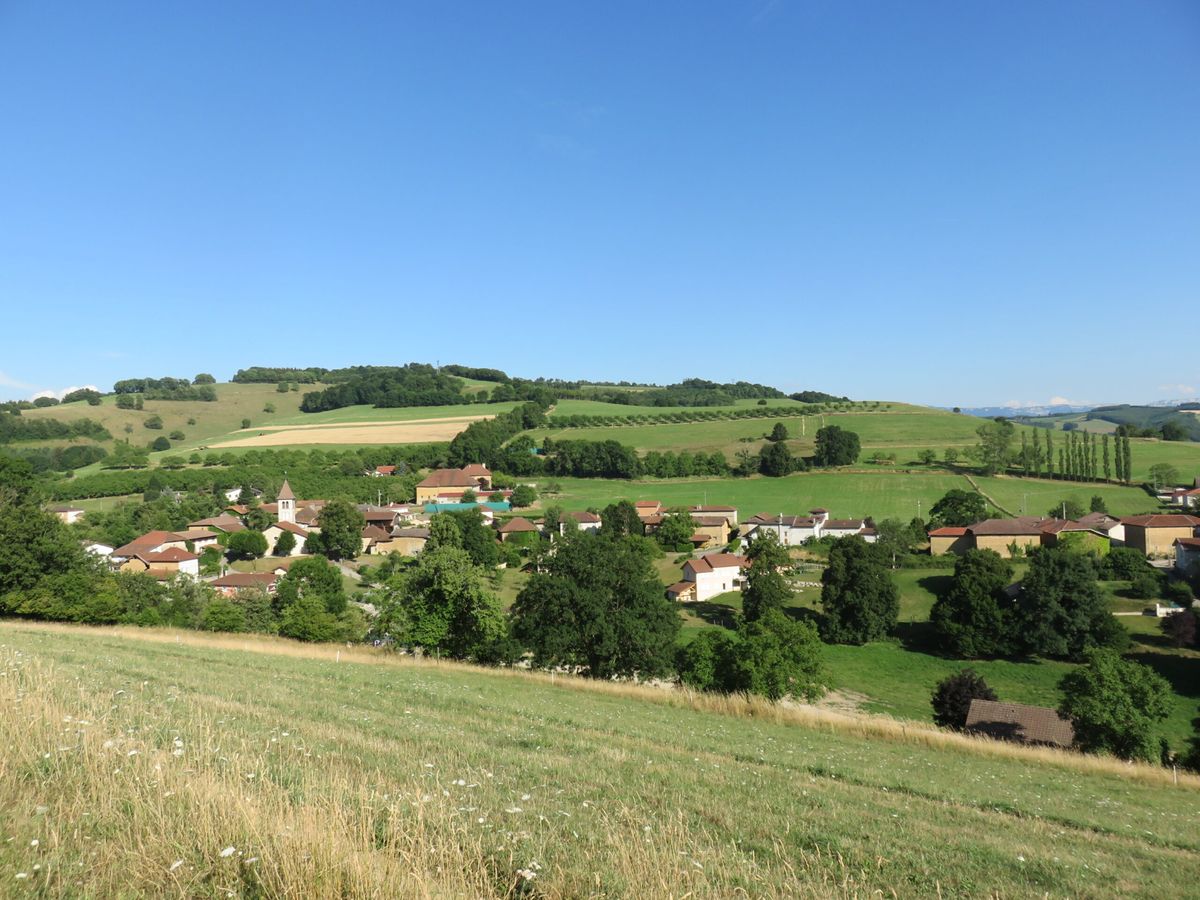 Le village de Plan niché dans les collines verdoyantes du Chambaran